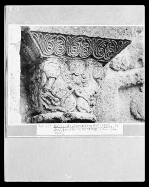Westportal, linkes Archivoltendienstkapitell mit Ungeheuern