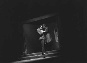 Szenenbilder aus einem zeitgenössischen Theaterstück