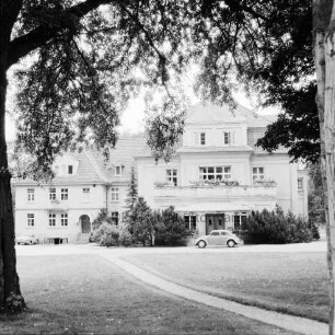Max-Planck-Institut für Tierzucht und Tierernährung: Herrenhaus des ehemaligen Gutes: davor VW-Käfer: vorn Rasenfläche: rechts und links Bäume