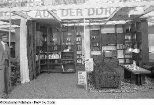Ausstellungskoje des VEB Möbelkombinat Berlin (MKB) mit Neuentwicklungen der Anbauwand "Carat 2000/500"
