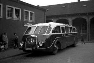 Heidelberg: Automobilausstellung; Autobus der Reichsautobahn an der Haltestelle Heidelberg