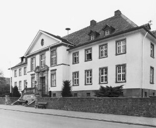 Rathaus, ehem. Amtsgericht (Massivbau); Altenstadt, Frankfurter Straße 11