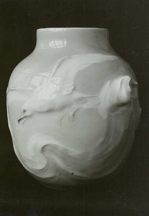 Porzellanvase mit Reliefdekor