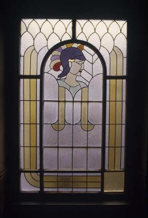 Fenster mit Darstellung einer Frau mit Helm