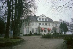 Grönwohlhof: Herrenhaus: Eingangsfassade: mit mittigem Eingangsvorbau, Altan, großer Dreiecksgaube: Eckrisaliten: im Vordergrund Auffahrt