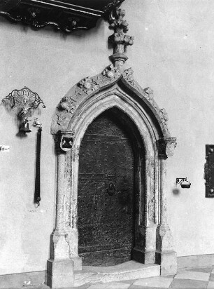 Gurk. Pfarr- und Ehemalige Domkirche Mariae Himmelfahrt (vor 1220, Umbau um 1446 und um 1500 sowie 1591, Restaurierung 1924-1933). Nebenportal