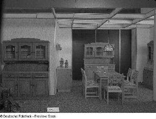 Ausstellungskoje mit rustikalen Wohnzimmermöbeln des VEB Möbelkombinat Zeulenroda-Triebes (ZEUTRIE)