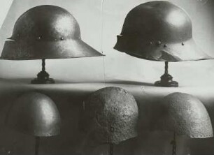 Zwei Schallern und zwei Hirnhauben und eine Beckenhaube