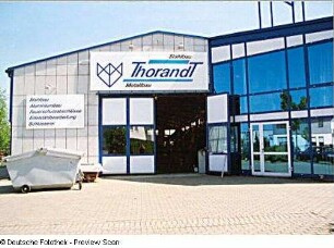 Firma Detlef Thorandt Stahlbau Metallbau . Fertigung der Tür zur Schatzkammer im Buchmuseum (Gestalter: Professor Wolff-Ulrich Weder, TU Dresden). Firmenhalle, Hofansicht