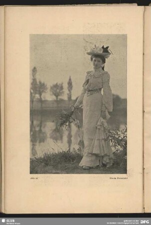Frau am See mit Schirm und Blumenstrauß