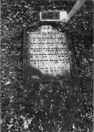 Grabstein 301 (Index: 99791384) Maße HxBxT: 139x59xo.A. cm: Grabstein 301