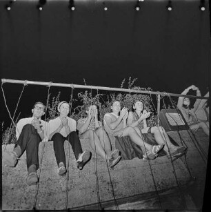 Lagerfeuer im Volkspark Friedrichshain, Bild 2, 1967, SW-Foto © Kurt Schwarz.