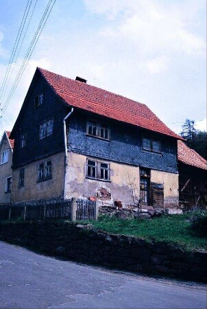 kleine Hofstelle mit Wohnhaus und Scheune; Wohnhaus mit paarigen Fensteranordnungen, OG Schiefer