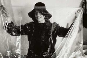 Die Künstlerin Eva Hesse in ihrem Atelier in der Bowery