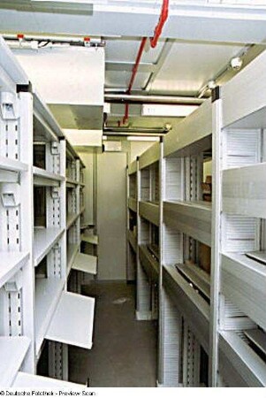 Sächsische Landesbibliothek - Staats- und Universitätsbibliothek Dresden, Zentralbibliothek. Abteilung Datenverarbeitung. Serverraum mit Regalen vor Installation der Gerätetechnik : Dresden-Räcknitz, Zellescher Weg 18. Sächsische Landesbibliothek - Staats- und Universitätsbibliothek Dresden, Zentralbibliothek. Abteilung Datenverarbeitung. Serverraum mit Regalen vor Installation der Gerätetechnik