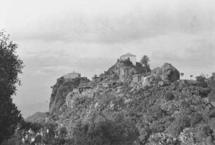 Kloster auf dem Monte Bizen : Felsige Landschaft mit Gebäuden. Blick auf die Klosteranlage