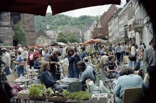 Freiburg i. Br.: Münsterplatz: Tische des Eiscafés