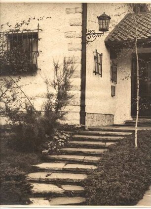 Garten Hermann Leinweber, Berlin-Schlachtensee: Wohnhauseingang mit Stufen