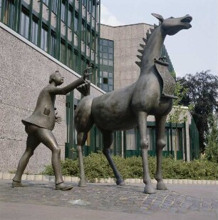 Bad Neuenahr-Ahrweiler. Skulptur. Austreibung des Amtsschimmels