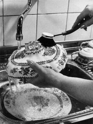 Hier hilft kein Geschirrspüler. Wertvolles Porzellan wird per Hand gepült
