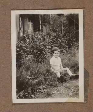 Christiane Zimmers Sohn Andreas sitzt im Gras