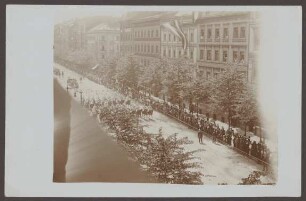 Ansichtskarte Paradezug in der Königgrätzer Straße, Ecke Dessauer Straße