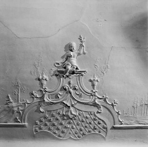 Darstellung des Elementes Erde: Sitzender Putto mit Kranz und Baumstrunk