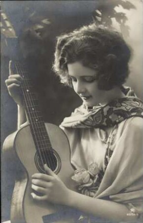 [Frau mit Gitarre]