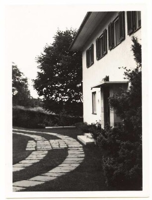 Garten von Dombois, Ermatingen am Bodensee: Vorgarten, gebogener Plattenweg