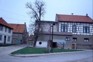 Dorfplatz und Gemeindehaus mit Fachwerkobergeschoss; kleine Grünanlage