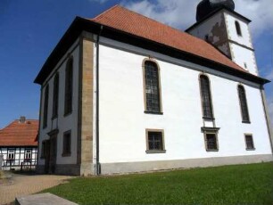 Langhaus (Neubau Jahr 1794) über Traufseite Süd von Südsüdwesten über Kirchhof