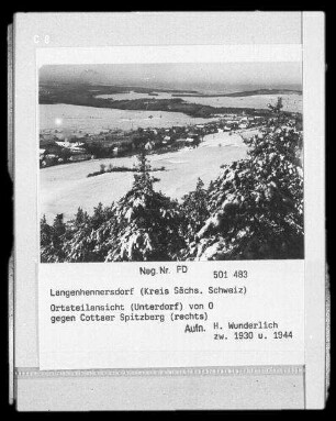 Langenhennersdorf : Langenhennersdorf. Ortsteilansicht (Unterdorf) von Osten gegen Cottaer Spitzberg (rechts)