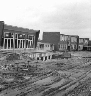 Realschule [später Alfred-Rust-Realschule]: Wulfsdorfer Weg: kurz vor Fertigstellung: vorne links Gymnastikhalle: darunter Lehrschwimmbecken: rechts zweigeschossige Klassentrakte