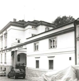 Reichenbach (Vogtland), Ackermannstraße 2. Villa. Um 1880. Straßenansicht mit Torbogen und Seitengebäude