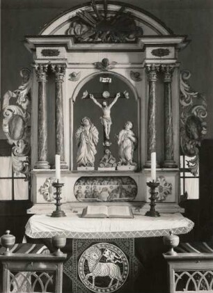 Altar : Altar (18. Jh.) und Schranke (1821). Großbardau-Kleinbardau (Grimma-Kleinbardau), Pfarrkirche, Chor