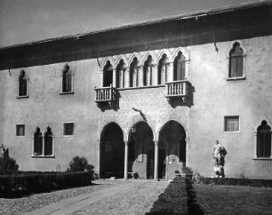 Verona. Castelvecchio (1354/1356). Innenhof. Teilansicht der Hauptfassade (1498)