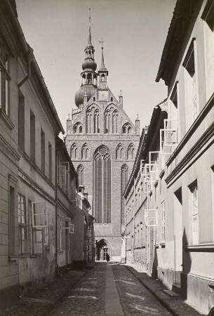 Greifswald, Nikolaikirche : Greifswald. Blick auf die Nikolaikirche durch die Lappstraße