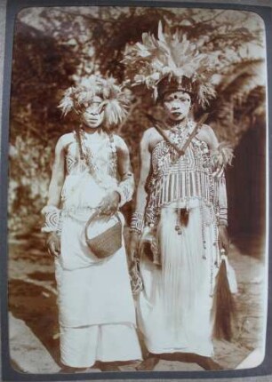 Zwei Frauen im Tanzschmuck