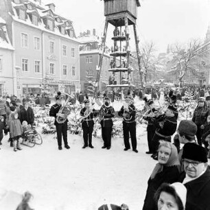 Schneeberg, Marktplatz : Schneeberg. Posaunenchor in bergmännischer Traditionskleidung auf dem Weihnachtsmarkt. Im Hintergrund sechstöckige Göpelwerkspyramide