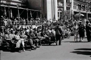 Meran: Kurgäste auf der Promenade vor Kurhaus, sitzend
