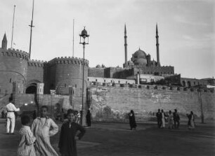 Die Muhammad-Ali-Moschee : Kinder auf einem Platz unweit der Muhammad-Ali-Moschee
