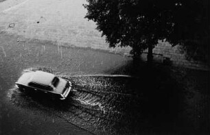 Straßenszene (Blick aus der Wohnung des Fotografen bei einem Regenschauer)