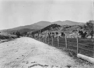 Gebirgslandschaft : Straße und Gebirgslandschaft.