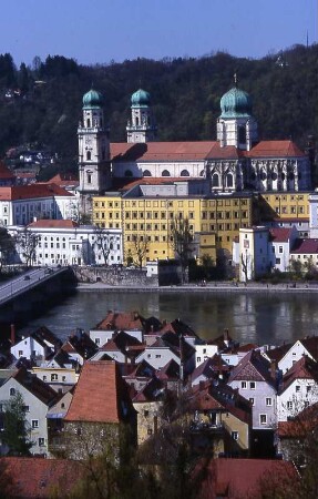 Stadt und Dom in Passau : Stadtübersicht mit Domtürmen, aufgenommen in Passau ca. 2001