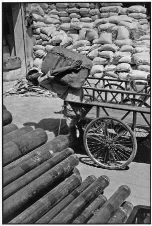 Jaipur. Arbeiter beim Entladen eines Karrens