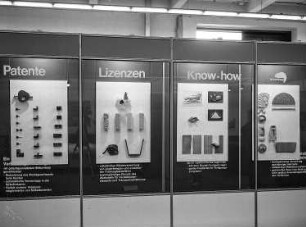Halle 15. Ausstellungstableaus des VEB Kombinat Holzwerkstoffe, Beschläge und Maschinen Leipzig