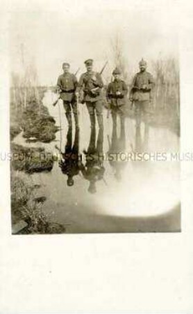 Soldaten auf Patrouille, im Wasser stehend, Russland
