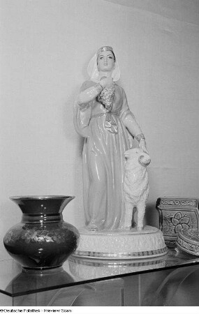 Porzellanfigur und -geschirr auf der Leipziger Herbstmesse 1954