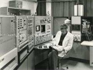 Wissenschaftler am Elektronenmikroskop im Institut für Festkörperphysik und Elektronenmikroskopie