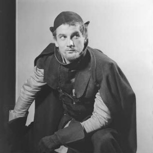 Szenenbilder aus dem Drama "Die Verschwörung des Fiesco zu Genua" von Friedrich Schiller im Theater am Schiffbauerdamm Berlin : Rollenporträt von Hans Rüdiger Renn als Fiesco